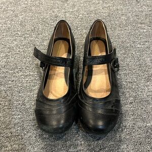 Size 7 flat black shoes